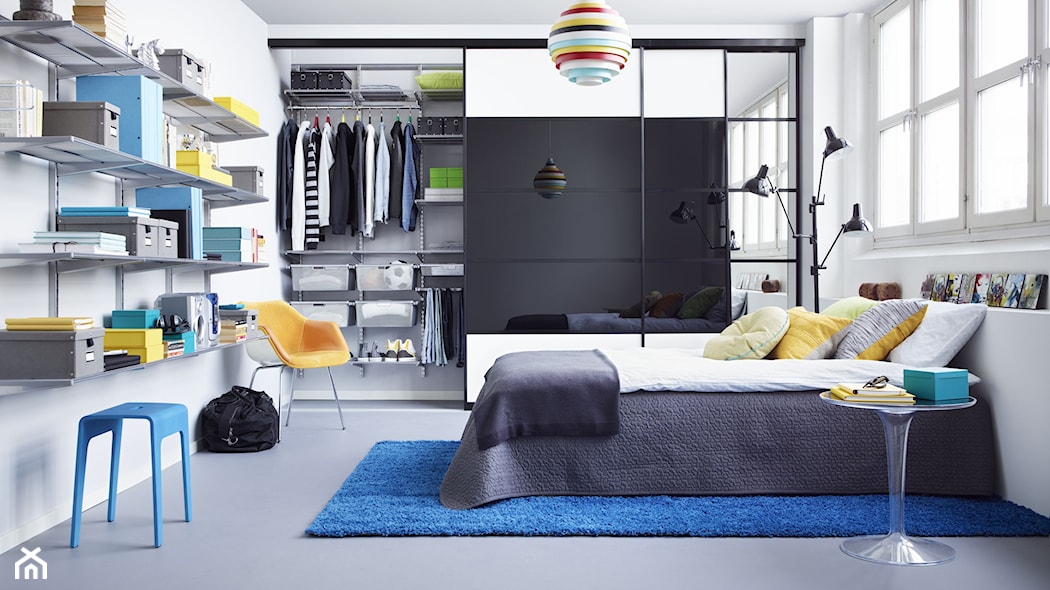 nowoczesna sypialnia z dużą szafą z przesuwnymi drzwiami 