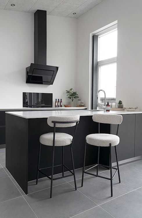 Hoker tapicerowany Holstelly w tkaninie boucle białe  - zdjęcie 3