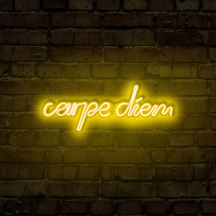 Neon na ścianę Letely z napisem Carpe Diem żółty  - zdjęcie 2