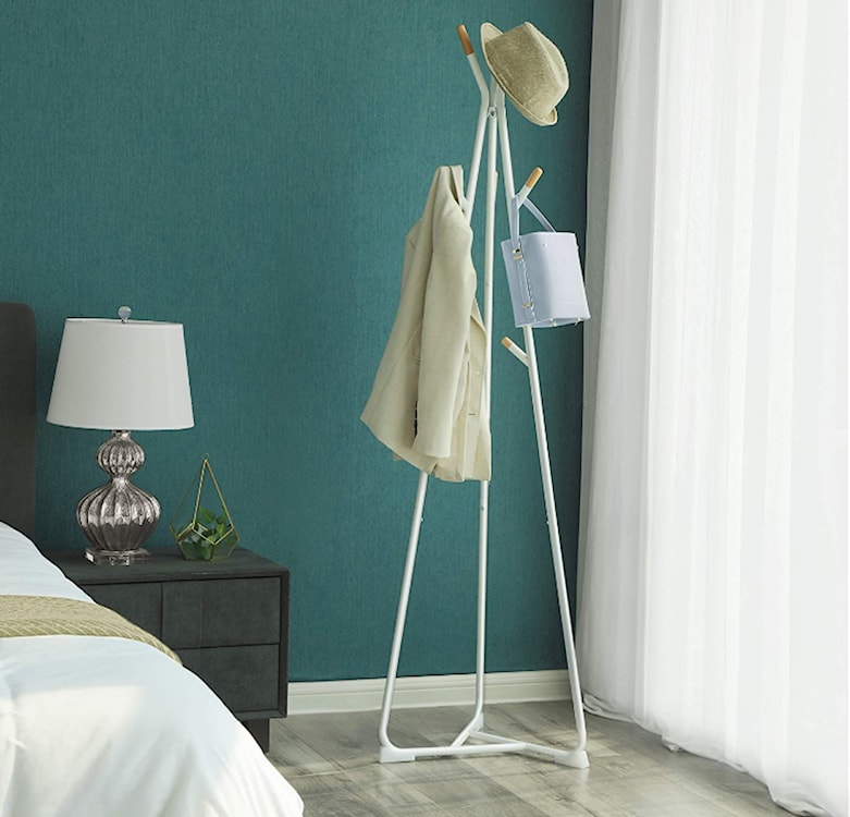 Wieszak stojący Mazim biały z drewnianymi elementami  - zdjęcie 3