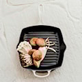 Le Creuset - Patelnia żeliwna grillowa Signature 26 cm kremowa  - zdjęcie 2
