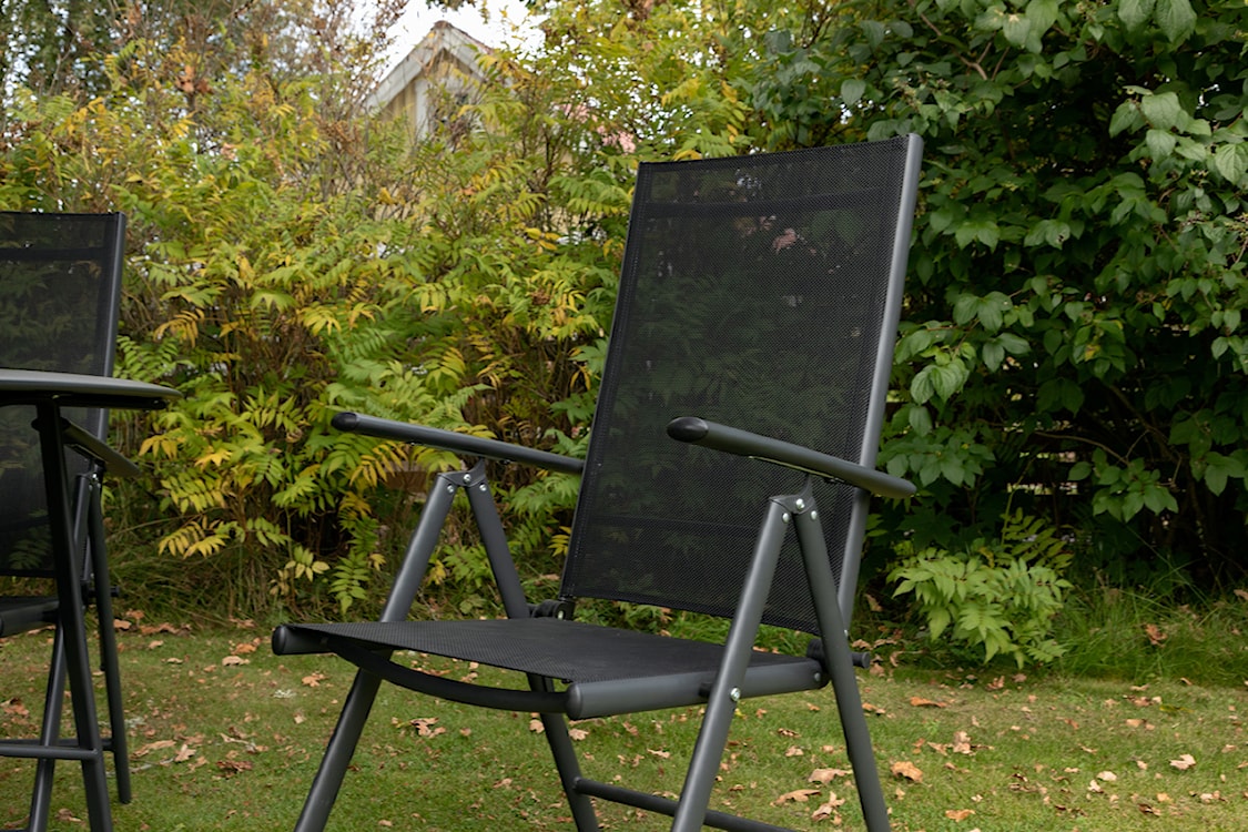 Zestaw ogrodowy z parasolem Nuazzo sześcioosobowy z regulowanymi krzesłami czarny  - zdjęcie 9
