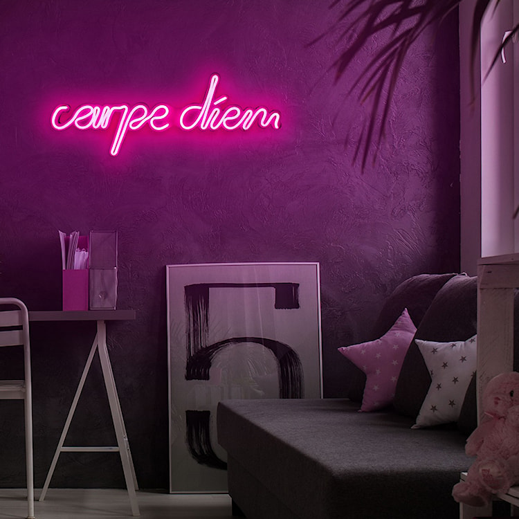 Neon na ścianę Letely z napisem Carpe Diem różowy  - zdjęcie 3