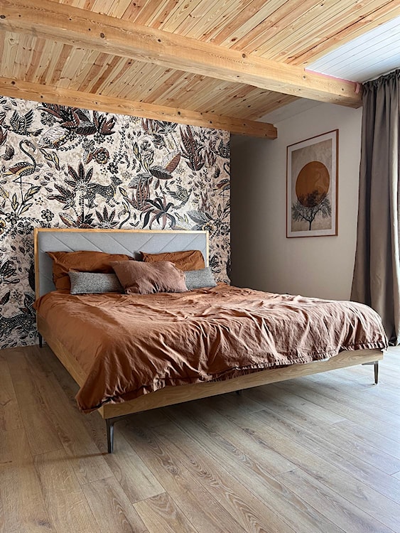Łóżko drewniane z tapicerowanym zagłówkiem Zaneya 160x200 cm  - zdjęcie 3