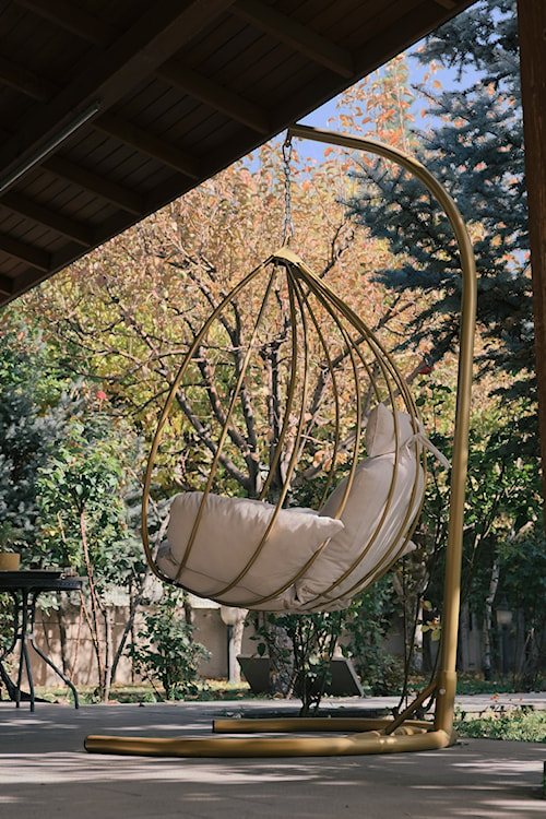 Fotel wiszący Gradessly złota rama kremowe poduszki  - zdjęcie 5
