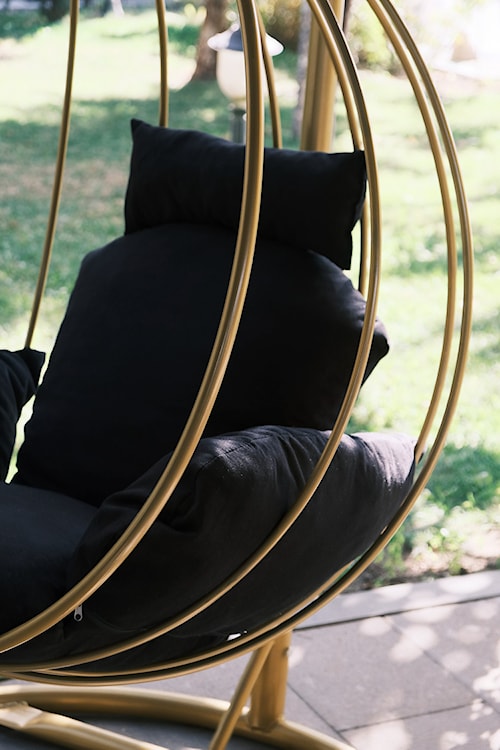 Fotel wiszący Gradessly złota rama czarne poduszki  - zdjęcie 3