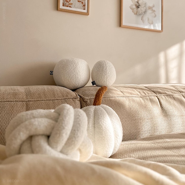 Poduszka dekoracyjna Soft Loop piłeczka 30 cm biała  - zdjęcie 3