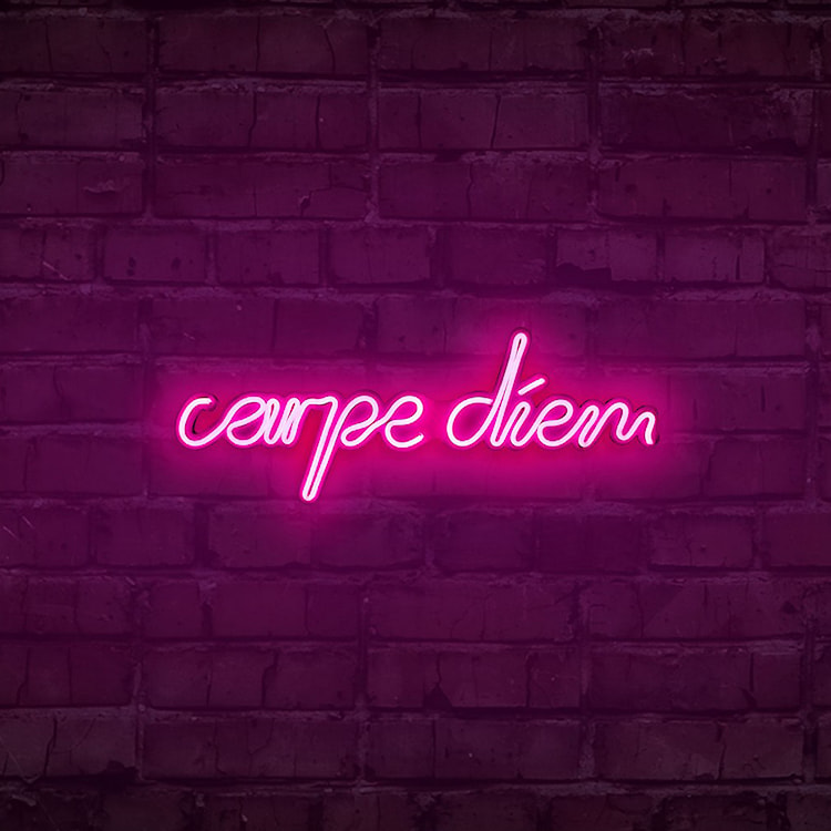 Neon na ścianę Letely z napisem Carpe Diem różowy  - zdjęcie 2