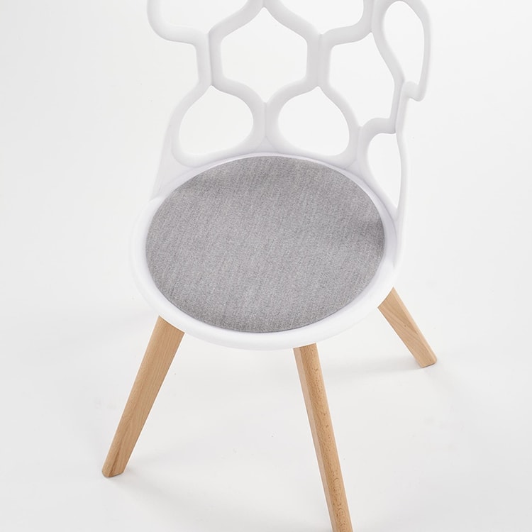 Krzesło z tworzywa Delle z białym ażurowym oparciem  - zdjęcie 7