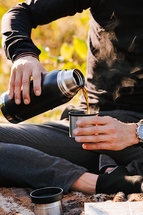 Termos turystyczny z 2 kubkami Fuori 1L grafitowy  - zdjęcie 3