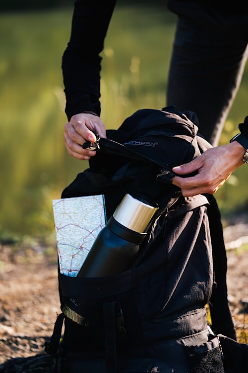 Termos turystyczny z 2 kubkami Fuori 1L grafitowy  - zdjęcie 10