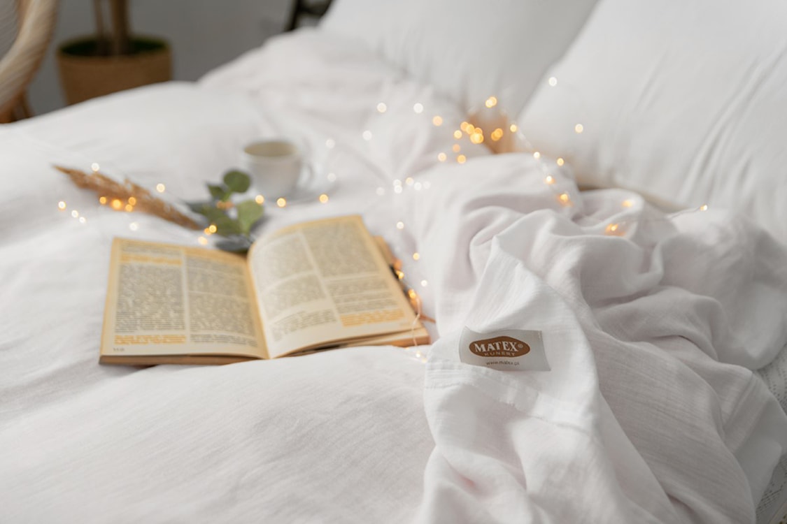 Komplet pościeli bawełnianej Muslin 200x160 cm z dwiema poszewkami na poduszkę 80x70 cm biała  - zdjęcie 3