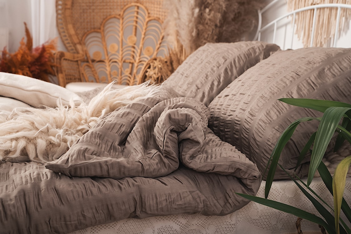 Pościel satynowa Dulaun gofrowana 200x160 cm z dwiema poszewkami na poduszkę 80x70 cm mokka  - zdjęcie 3