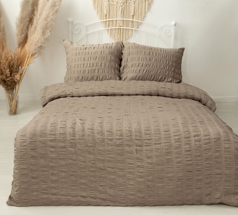 Pościel satynowa Dulaun gofrowana 220x200 cm z dwiema poszewkami na poduszkę 80x70 cm mokka  - zdjęcie 4