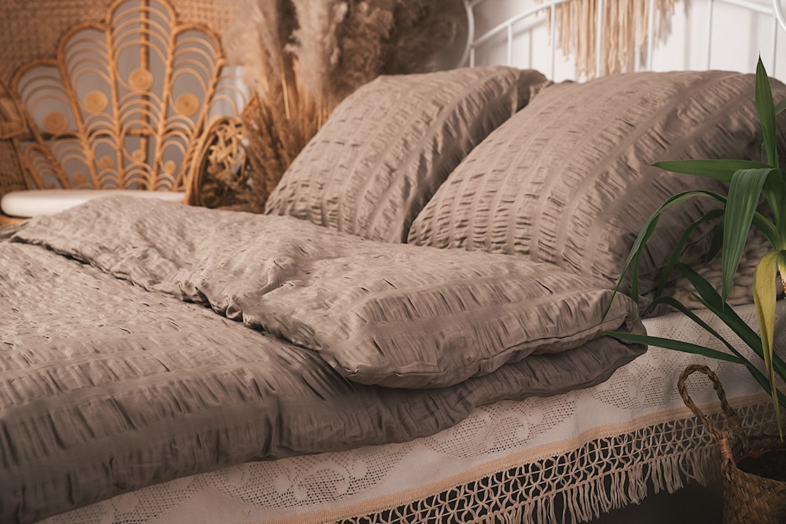 Pościel satynowa Dulaun gofrowana 220x200 cm z dwiema poszewkami na poduszkę 80x70 cm mokka  - zdjęcie 2