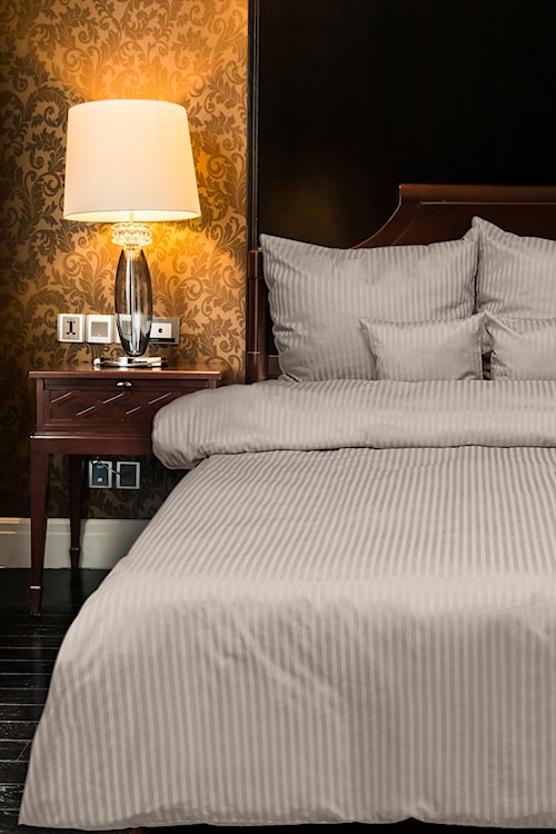 Pościel Damask w paski 200x160 cm z dwiema poszewkami na poduszkę 80x70 cm kaszmir  - zdjęcie 3