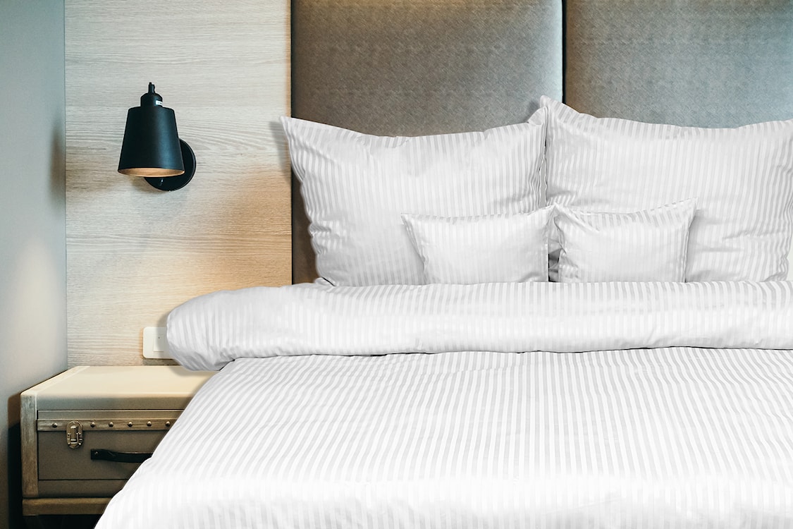 Pościel Damask w paski 200x160 cm z dwiema poszewkami na poduszkę 80x70 cm biała  - zdjęcie 2