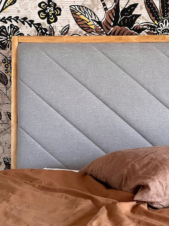 Łóżko drewniane z tapicerowanym zagłówkiem Zaneya 160x200 cm  - zdjęcie 4