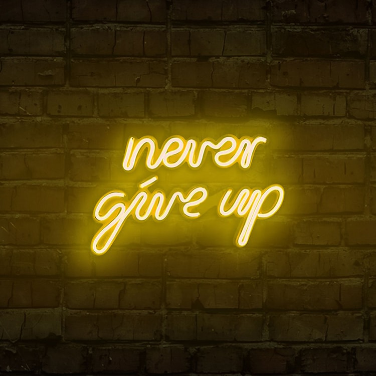 Neon na ścianę Letely z napisem Never Give Up żółty  - zdjęcie 2