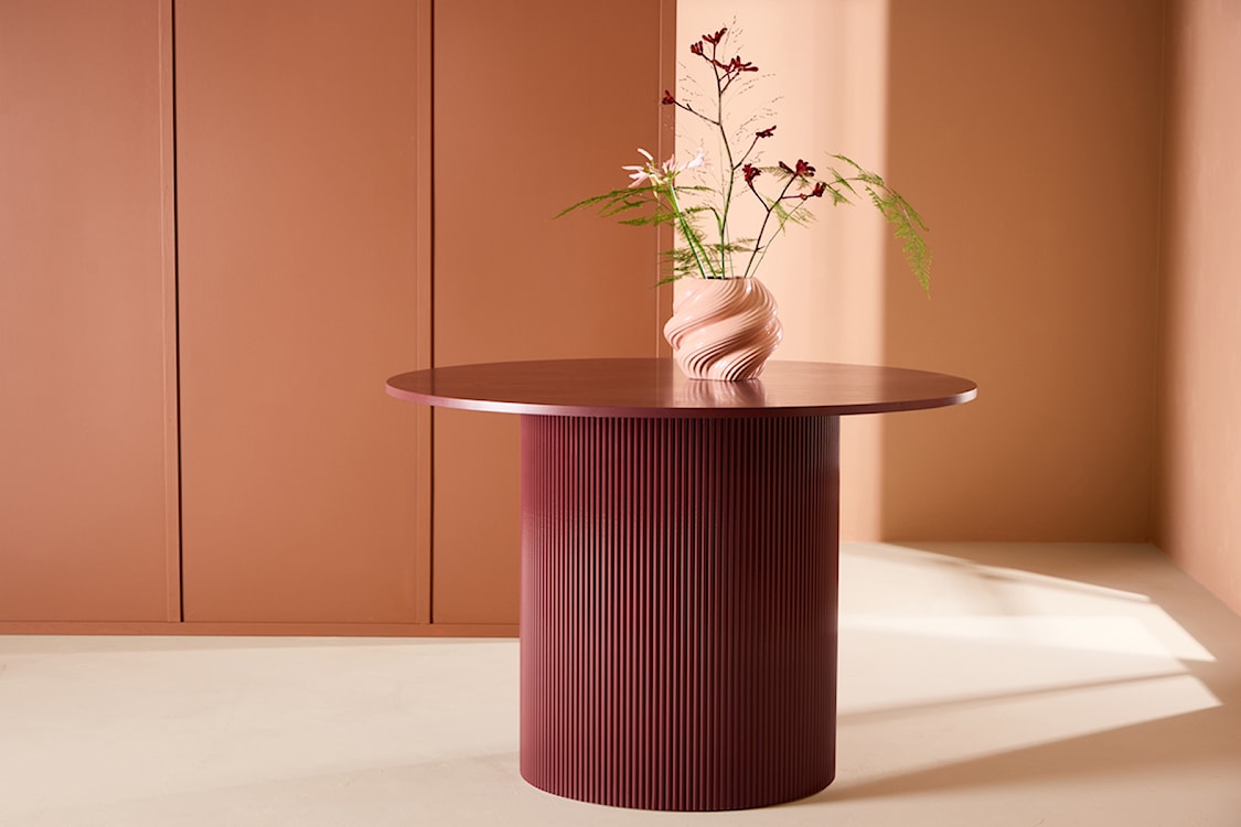 Stół do jadalni Lenox okrągły 110 cm bordowy z ryflowaną podstawą  - zdjęcie 2