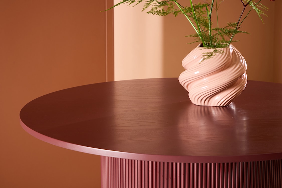 Stół do jadalni Lenox okrągły 110 cm bordowy z ryflowaną podstawą  - zdjęcie 4