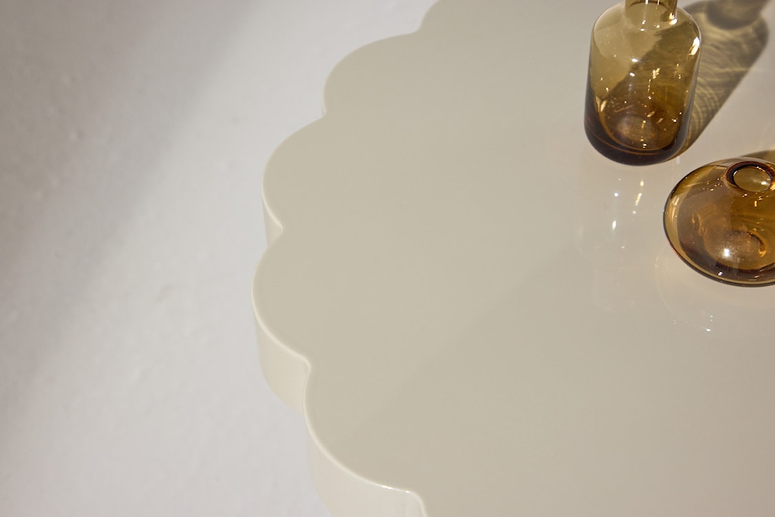 Stolik kawowy Noyra średnica 45 cm beżowy z blatem w kształcie kwiatka  - zdjęcie 5