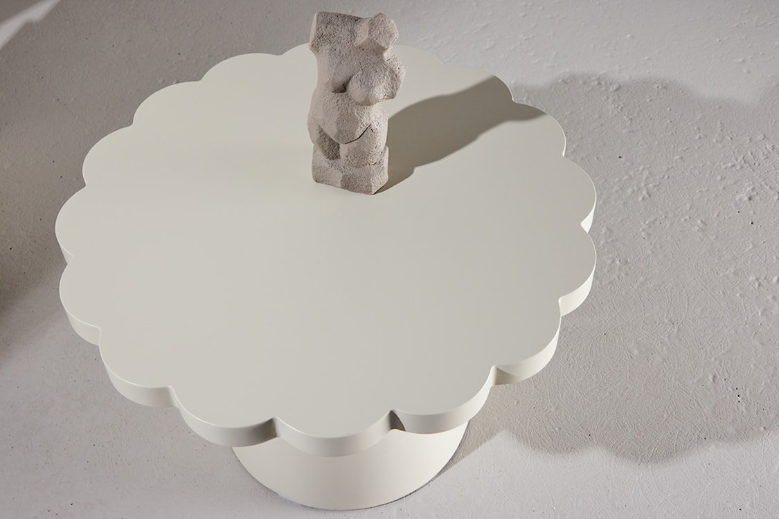 Stolik kawowy Noyra średnica 70 cm kremowy z blatem w kształcie kwiatka  - zdjęcie 3