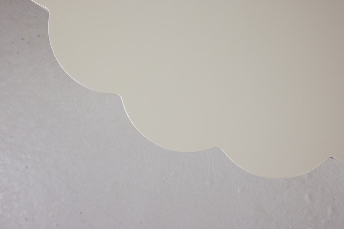 Stolik kawowy Noyra średnica 70 cm kremowy z blatem w kształcie kwiatka  - zdjęcie 4