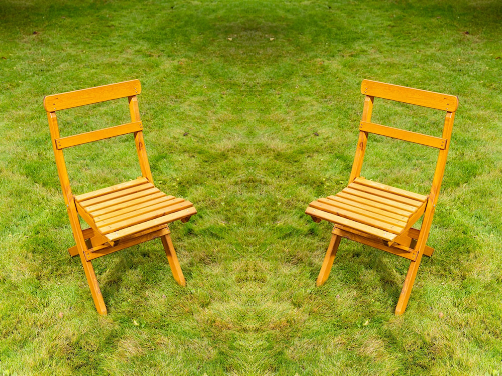 Zestaw dwóch krzeseł Launters z drewna sosnowego miodowe  - zdjęcie 3