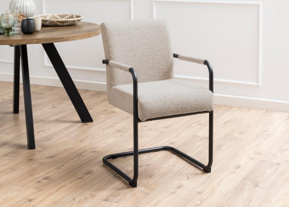 Krzesło tapicerowane Colbre beżowe na metalowej podstawie z podłokietnikami boulce  - zdjęcie 4