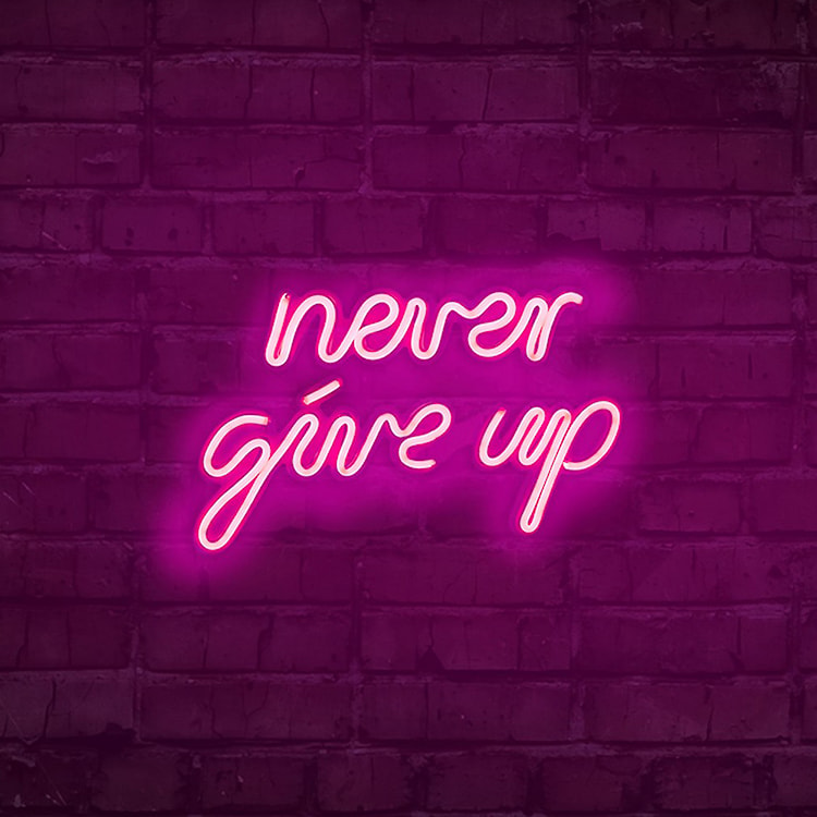 Neon na ścianę Letely z napisem Never Give Up różowy  - zdjęcie 2