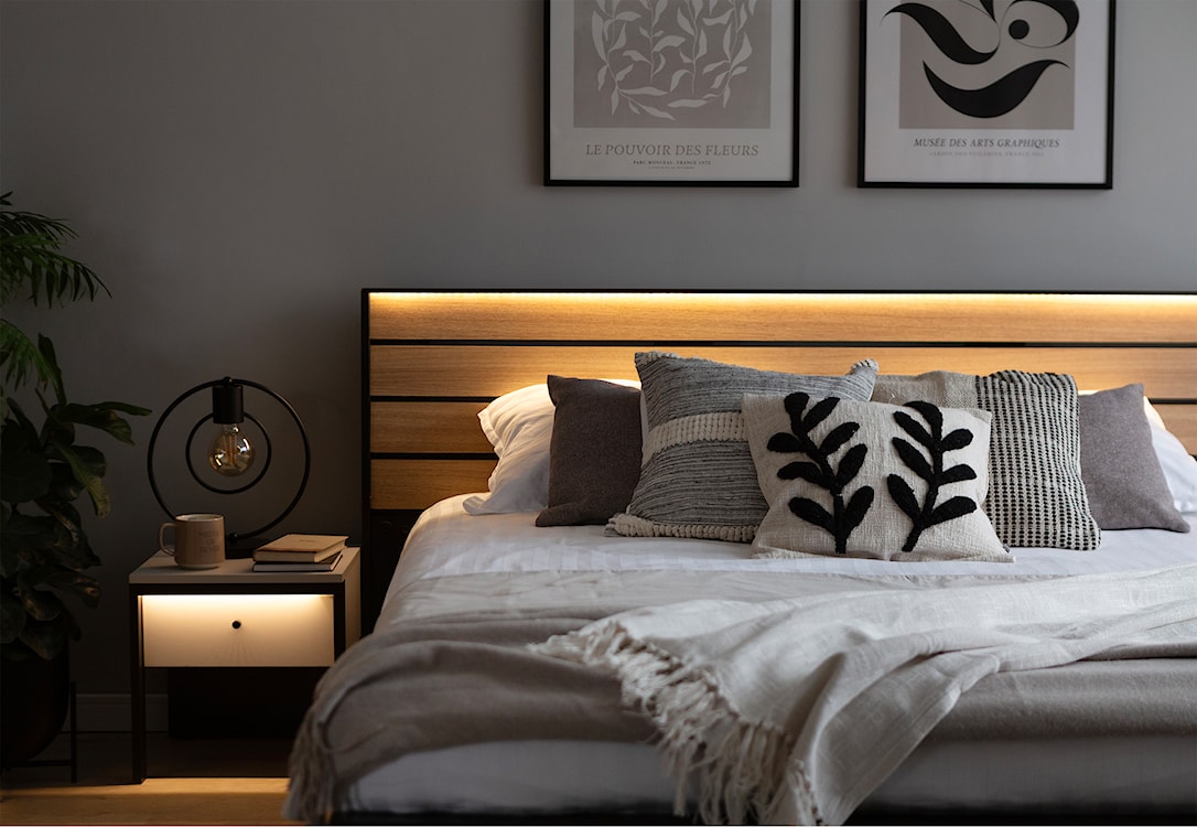 Łóżko Gris 180x200 cm z drewnianym zagłówkiem i LED szary / czarny / dąb natura  - zdjęcie 3