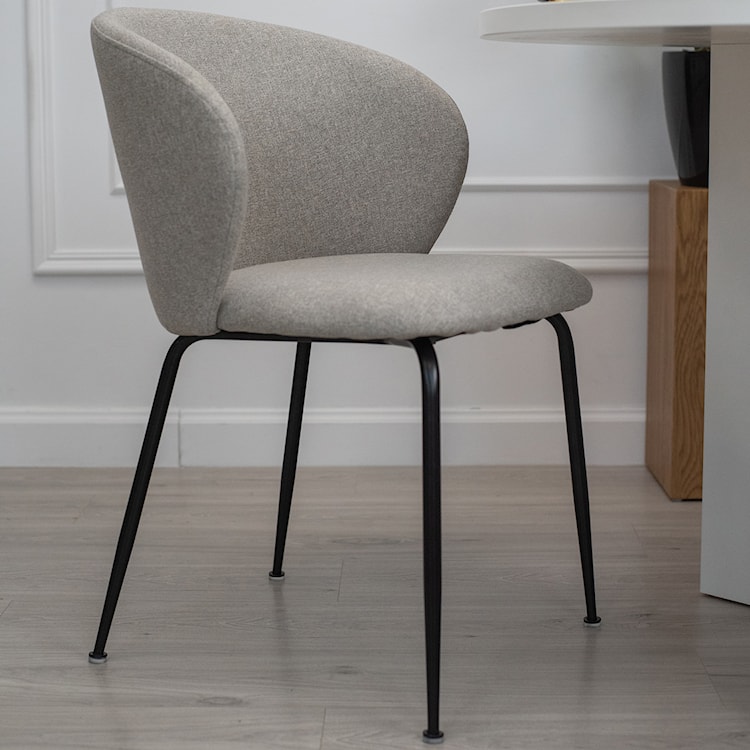 Krzesło tapicerowane Mealize w tkaninie hydrofobowej plecionka szaro-beżowe na czarnych nogach  - zdjęcie 3