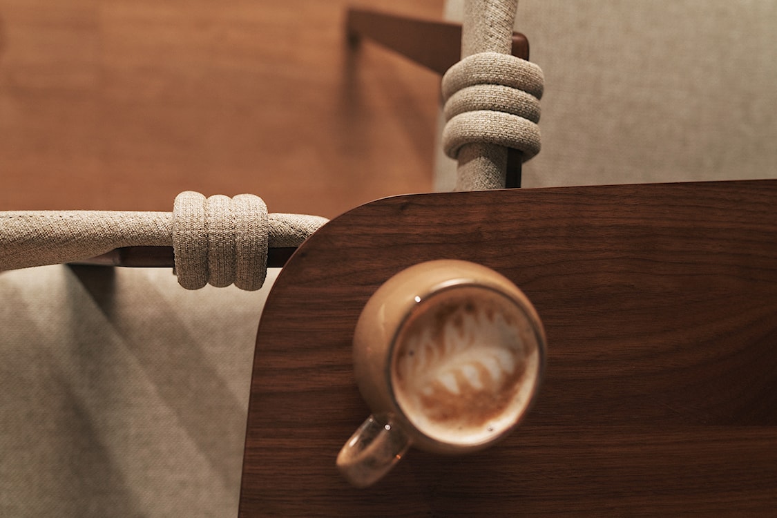 Krzesło drewniane do jadalni Inneles orzech/beżowe  - zdjęcie 8