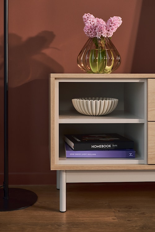 Szafka RTV jednodrzwiowa Layen z dwiema szufladami i trzema wnękami 138 cm dąb lindberg/kaszmir  - zdjęcie 11