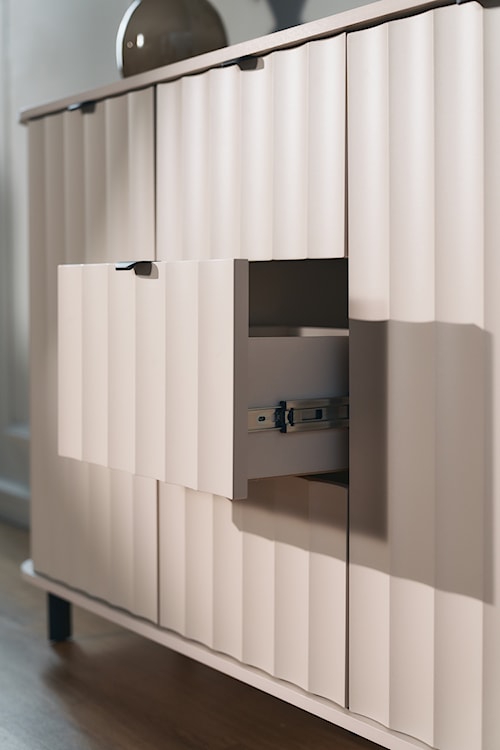 Komoda dwudrzwiowa Novado z trzema szufladami 137 cm kaszmir  - zdjęcie 9