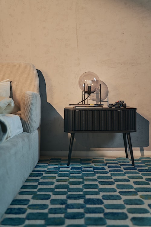 Stolik nocny Ovarlo z ryflami i szufladą 63 cm czarny z czarnymi nogami  - zdjęcie 2