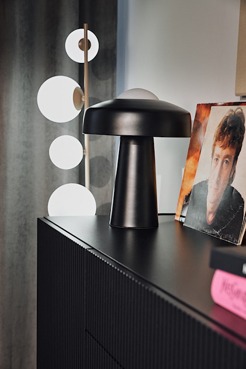 Komoda jednodrzwiowa Veldio New z frezowanym frontem i trzema szufladami 140 cm czarna  - zdjęcie 11