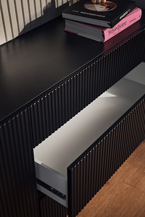 Komoda jednodrzwiowa Veldio New z frezowanym frontem i trzema szufladami 140 cm czarna  - zdjęcie 8