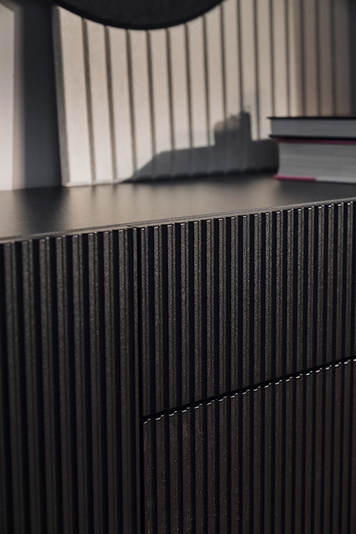 Komoda jednodrzwiowa Veldio New z frezowanym frontem i trzema szufladami 140 cm czarna  - zdjęcie 6