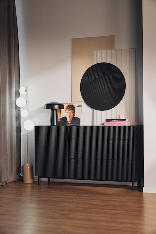 Komoda jednodrzwiowa Veldio New z frezowanym frontem i trzema szufladami 140 cm czarna  - zdjęcie 3