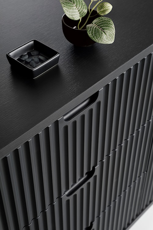 Komoda dwudrzwiowa Zova z trzema szufladami i lamelowymi frontami 168 cm Czarna  - zdjęcie 5