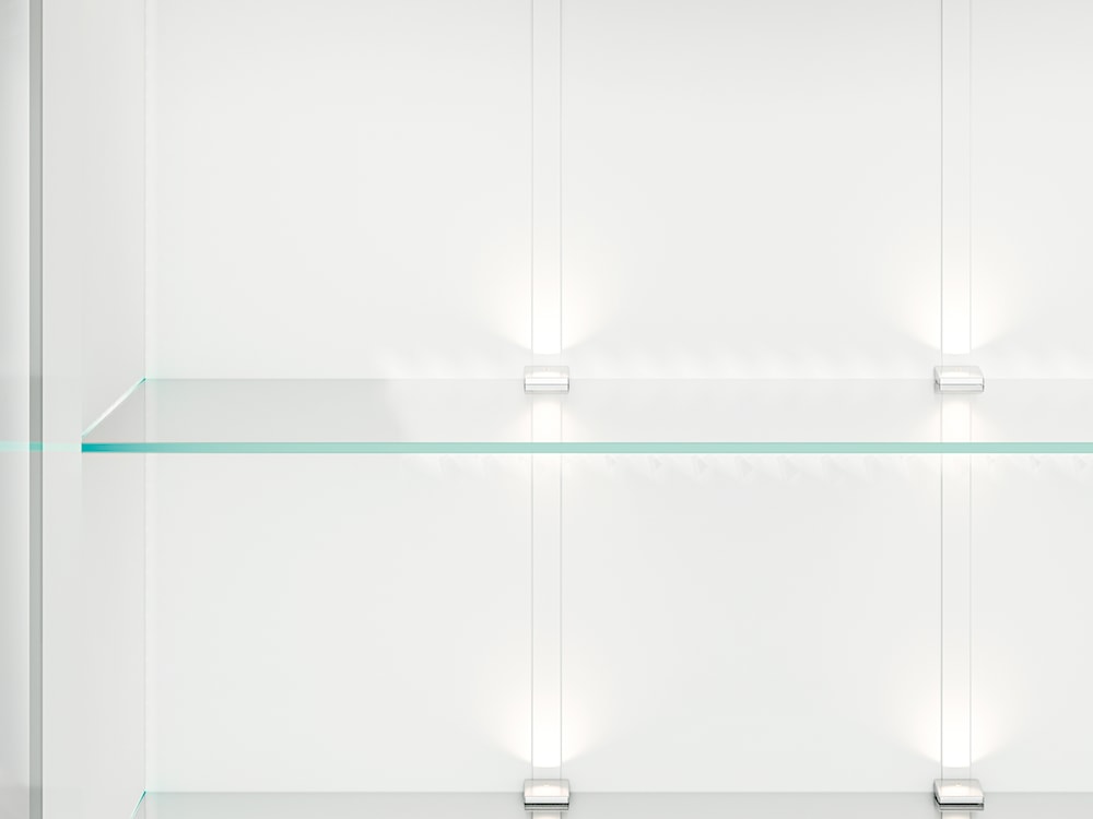 Witryna dwudrzwiowa Mogalla 91,6 cm Biała / Biały połysk z LED  - zdjęcie 9