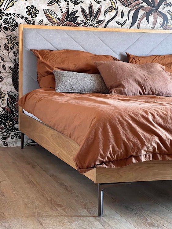 Łóżko drewniane z tapicerowanym zagłówkiem Zaneya 160x200 cm  - zdjęcie 5