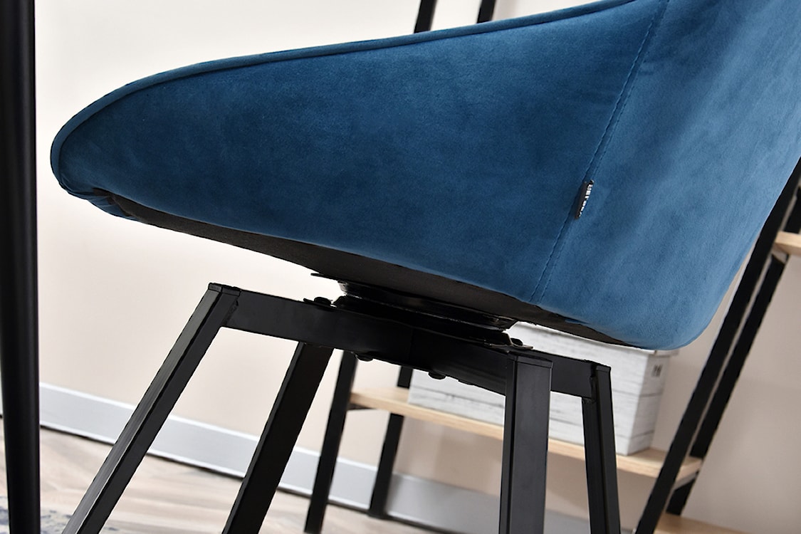 Krzesło tapicerowane Yanii z podłokietnikami niebieskie na czarnej podstawie  - zdjęcie 8