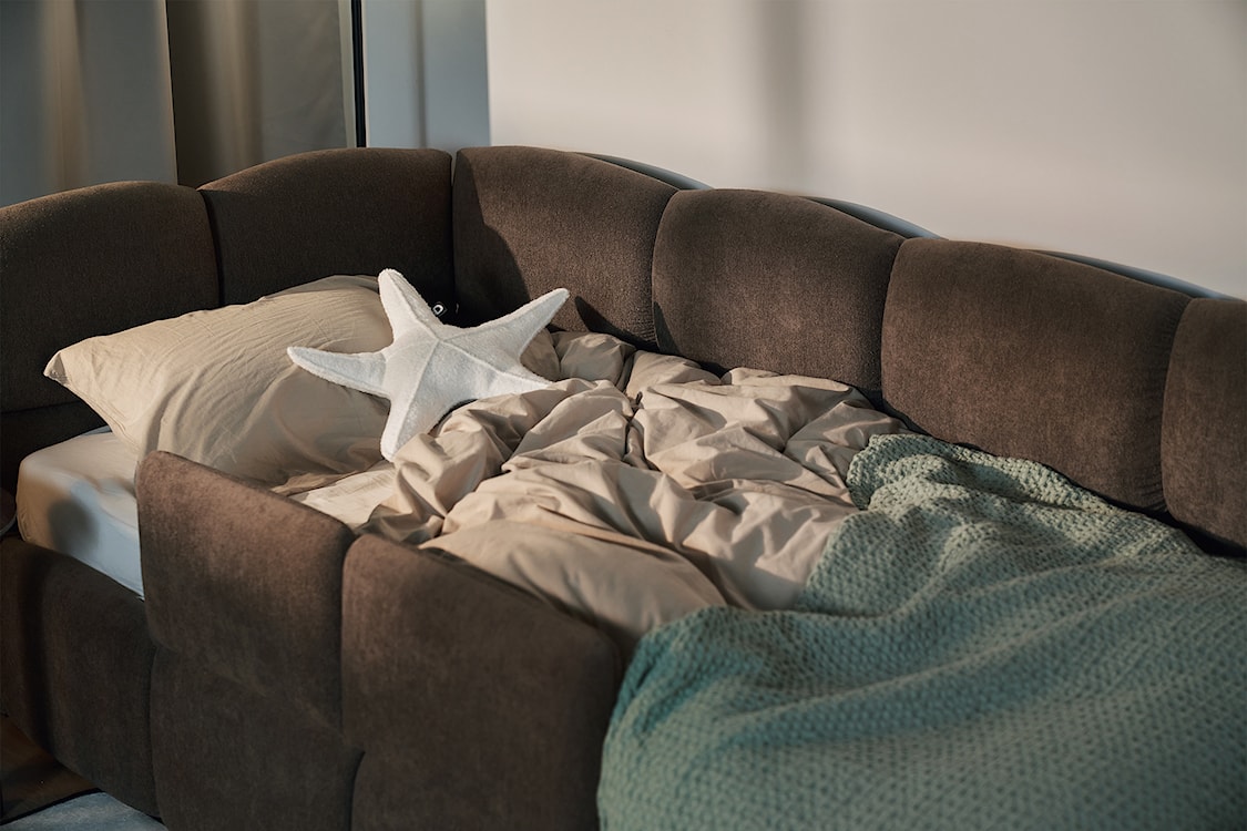 Łóżko młodzieżowe 90x200 cm Cloudy lewostronne z pojemnikiem i barierkami brązowe szenil  - zdjęcie 6