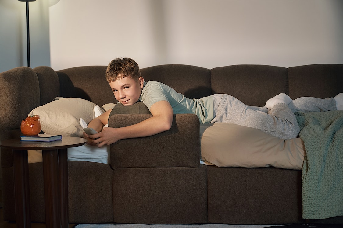 Łóżko młodzieżowe 90x200 cm Cloudy lewostronne z pojemnikiem i barierkami brązowe szenil  - zdjęcie 8