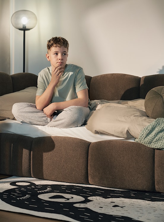 Łóżko młodzieżowe 90x200 cm Cloudy lewostronne z pojemnikiem i barierkami brązowe szenil  - zdjęcie 7