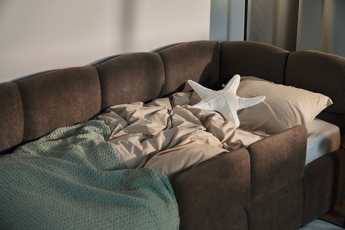 Łóżko młodzieżowe 90x200 cm Cloudy prawostronne z pojemnikiem i barierkami brązowe szenil  - zdjęcie 6