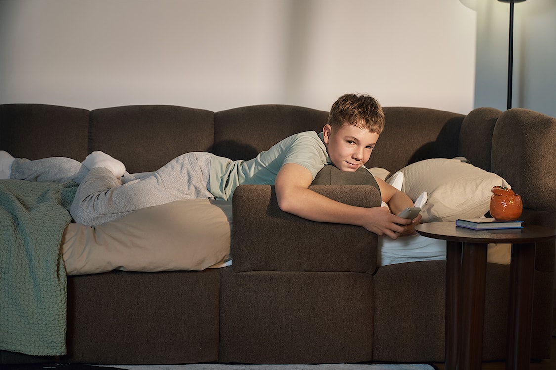 Łóżko młodzieżowe 90x200 cm Cloudy prawostronne z pojemnikiem i barierkami brązowe szenil  - zdjęcie 8